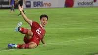 Selebrasi gelandang Timnas Indonesia U-20, Arlyansyah Abdulmanan setelah mencetak gol penyeimbang 2-2 ke gawang Uzbekistan U-20 pada laga uji coba internasional di Stadion Madya, Senayan, Jakarta, Selasa (30/1/2024). (Bola.com/M Iqbal Ichsan)
