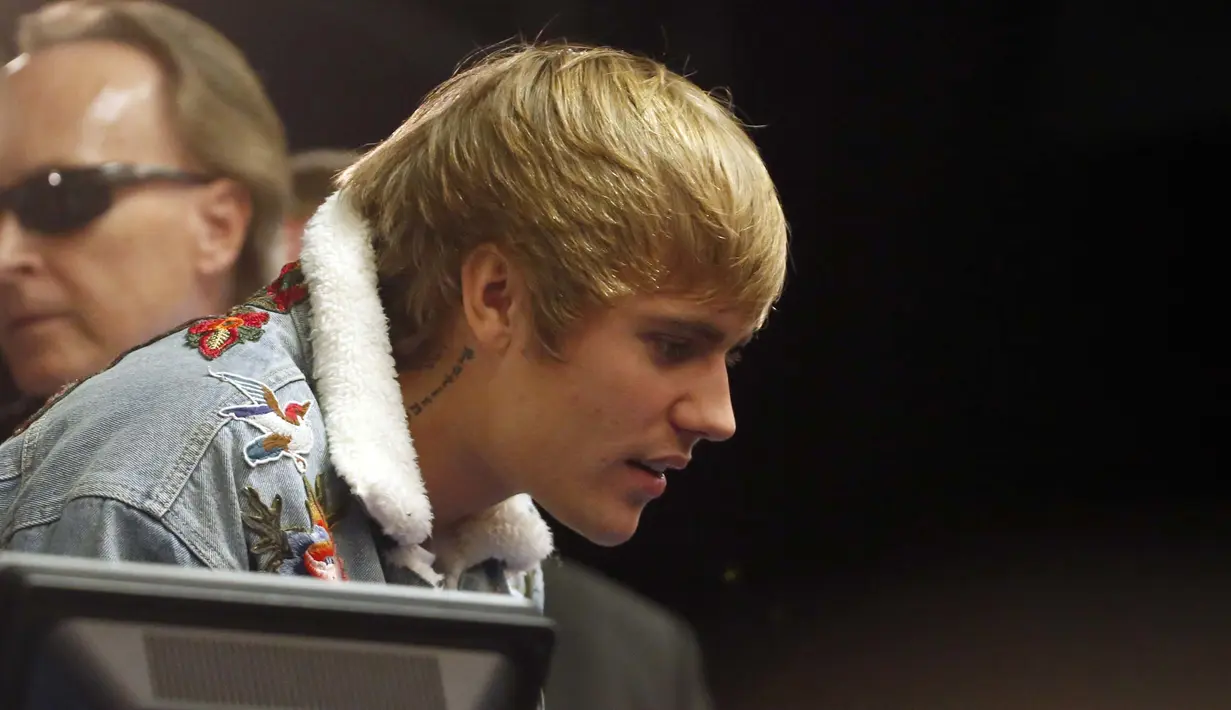 Justin Bieber saat melelang Ferrari 458 Italia di Barrett-Jackson di Barrett-Jackson, AS (21/1). Rencananya uang lelang akan diberikan ke Pencils of Promise, City of Hope atau Children’s Miracle Network,". (Patrick Breen/The Arizona Republic via AP)