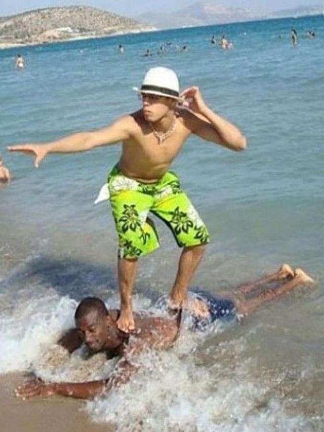 6 Tingkah Konyol Santai di Pantai Ini Kocak, Absurd Banget