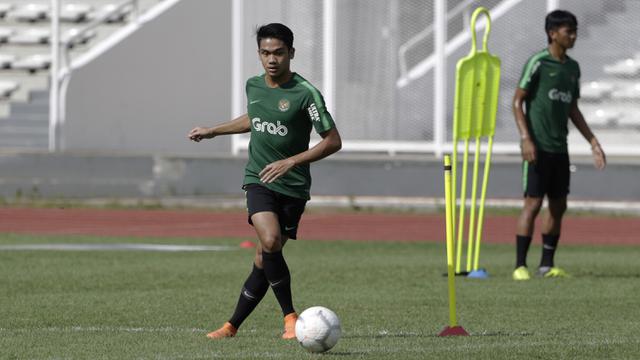 Pemain Timnas Indonesia U-22, Samuel Christianson, melepas umpan. (Bola.com/Yoppy Renato)