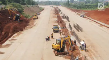 Aktivitas pekerja proyek pembangunan Tol Kunciran-Serpong di Jombang, Tangerang Selatan, Banten, Sabtu (24/11). Pembangunan Tol Kunciran-Serpong ditargetkan rampung pada Januari 2019. (Liputan6.com/Angga Yuniar)