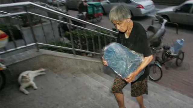 Seorang wanita renta berusia 70 tahun dengan berat badan 37,5 kg di Distrik Shijingshan Beijing Tiongkok mungkin menjadi wanita tertua yang berprofesi pengantar air di kota tersebut. Gao Meiyun sejak 2006 bekerja sepanjang hari mulai pukul 06.00 