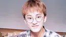 Menempati posisi sebagai rapper tak membuat Mark selalu tampil ala hip hop. Ia bahkan lebih kerap tampil dengan gaya casual dan nerd. (Liputan6.com/IG/@nct127)