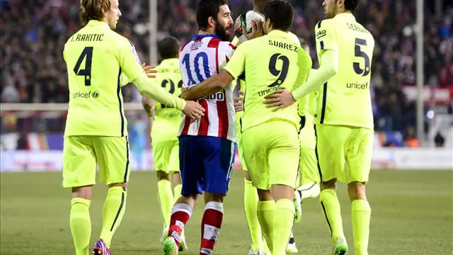 Arda Lempar Sepatu