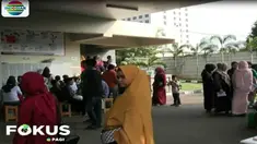 Banyaknya keluarga warga yang datang mengakibatkan antrian di loker pendaftaran.