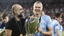 Pelatih Manchester City,  Pep Guardiola, bersama Erling Haaland saat perayaan juara UEFA Super Cup 2023 di Stadion Georgios Karaiskakis, Kamis (17/8/2023). Laga Piala Super Eropa kali ini berakhir imbang 1-1 dalam 90 menit, Man City menang 5-4 di babak adu penalti. (AFP/Spyros Bakalis)