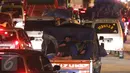 Warga terlihat didalam sebuah mobil bak terbuka saat akan masuk gerbang Tol Cikopo, Jawa Barat, Jumat (1/7). Pada H-5 Lebaran, sejumlah kendaraan sudah mulai memadati Tol Cipali untuk mudik ke arah Jawa Tengah. (Liputan6.com/Angga Yuniar)