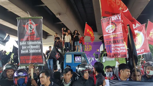 Lantunan Asmaul Husna Para Pengaman Demo Hari Buruh di Makassar