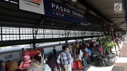 Calon penumpang menunggu kereta di Stasiun Pasar Senen, Jakarta, Jumat, (22/12). Sebanyak 17 kereta api tambahan dioperasikan guna mengantisipasi lonjakan penumpang. (Liputan6.com/Johan Tallo)