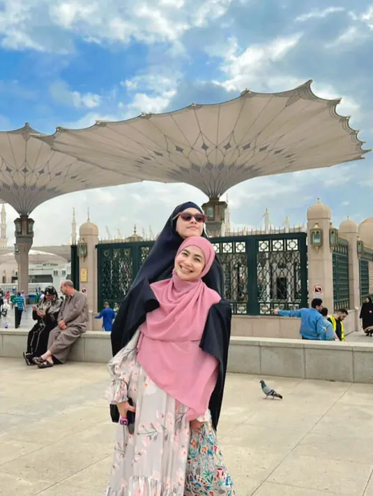 Melihat unggahan dengan penampilan baru, banyak warganet yang memujinya terlihat semakin cantik dan memesona. [Instagram/fenirose]