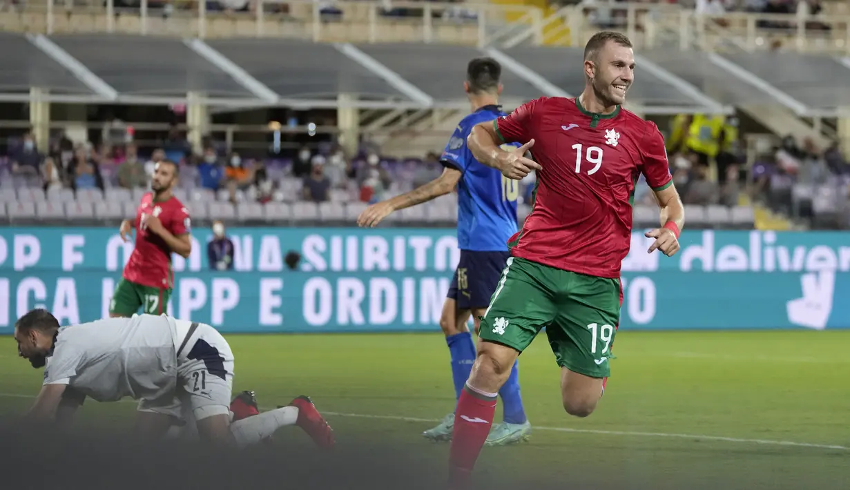 Pemain Bulgaria Atanas Iliev (kanan) melakukan selebrasi usai mencetak gol ke gawang Italia pada pertandingan sepak bola Grup C kualifikasi Piala Dunia 2022 di Stadion Artemio Franchi, Florence, Italia, Kamis (2/9/2021). Pertandingan berakhir dengan skor 1-1. (AP Photo/Luca Bruno)