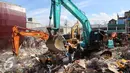 Eskavator membantu mengangkat puing bangunan yang runtuh akibat gempa di Pasar Meureudu, Pidie Jaya, Aceh, Kamis (8/12). Dikabarkan korban meninggal sudah mencapai 102 orang. (Liputan6.com/Angga Yuniar)