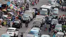 Pedagang Kaki Lima (PKL) kembali memenuhi badan jalan di Jalan Jatibaru, Tanah Abang, Jakarta, Senin (9/6/14). (Liputan6.com/Faizal Fanani)