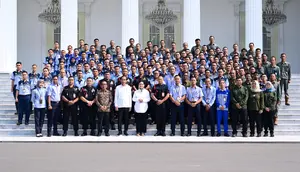 Presiden Jokowi dan Ibu Iriana tersenyum semringah saat berfoto bersama para pegawai Istana, mulai dari Kementerian Sekretariat Negara, Sekretariat Kabinet, Paspampres, hingga petugas kebersihan. (Liputan6.com/ Lizsa Egeham)