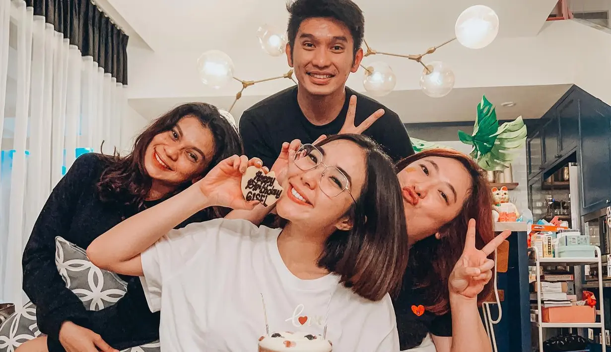 <p>Para sahabat juga memberi kejutan untuk gisel pada tengah malam. (Foto: Instagram/ gisel_la)</p>