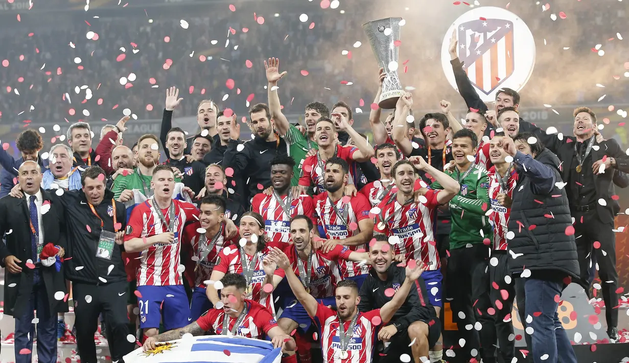 Para pemain Atletico Madrid melakukan selebrasi usai menjuarai Liga Europa 2017-2018 dengan mengalahkan Marseille pada laga final di Stadion Groupama, Lyon, Kamis (17/5/2018). Atletico Madrid menang 3-0 atas Marseille. (AP/Thibault Camus)