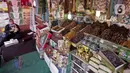 Kurma aneka jenis dijual di Pasar Tanah Abang, Jakarta, Rabu (22/4/2020). Pandemi COVID-19 membuat lesu penjualan kurma, keuntungan pedagang menurun hingga 80 persen lebih padahal pada tahun sebelumnya menjelang Ramadan biasanya ramai pembeli. (Liputan6.com/Johan Tallo)