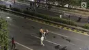 Massa berjalan di Jalan Tol Dalam Kota di sekitar ruas jalan Gatot Subroto, Jakarta, Rabu (29/9/2019). Massa yang rata-rata berseragam sekolah dan pramuka bentrok dengan petugas sehingga jalan depan Kompleks Parlemen lumpuh. (Liputan6.com/Helmi Fithriansyah)