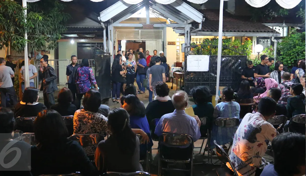 Keluarga dan kerabat menunggu kedatangan jenazah penyanyi Mike Mohede di rumah duka kawasan Bintaro, Tangsel, Minggu (31/7). Di usia 32 tahun, Mike menghembuskan napas terakhirnya pasca mengalami serangan jantung. (Liputan6.com/Angga Yuniar)
