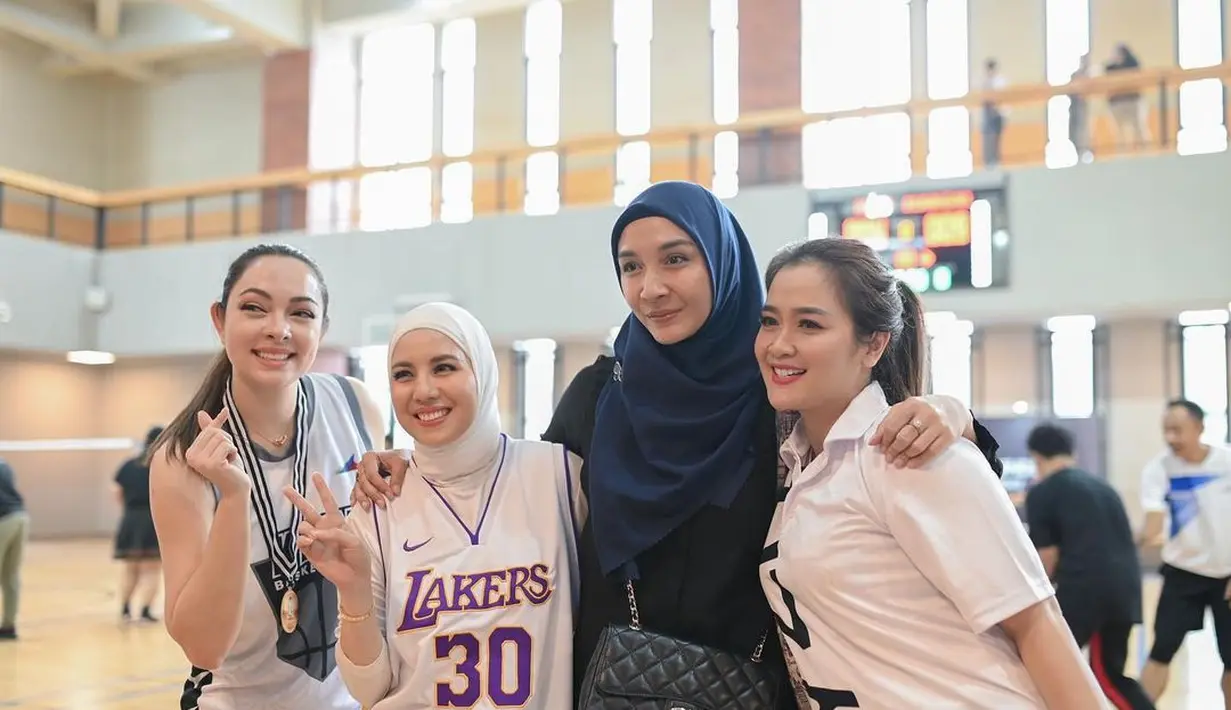 Tidak hanya anak-anak yang senang, tapi juga orang tua yang hadir. Ultah mengusung tema basket ini juga diisi  oleh keseruan para artis perempuan bermain basket. [Instagram/tya_ariestya]
