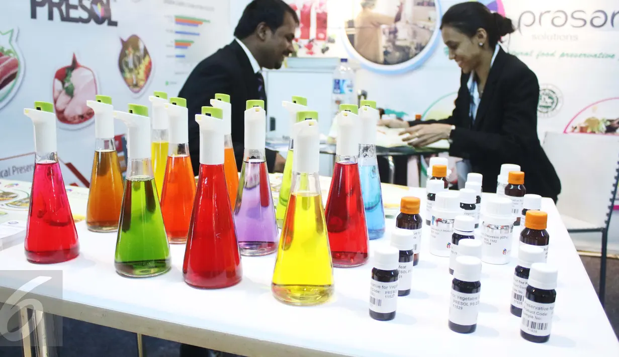 Sejumlah produk yang dipamerkan dalam pameran niaga bahan baku farmasi dan pangan fungsional terkemuka se-Asia Tenggara di JIEXPO, Jakarta, Rabu (22/3). (Liputan6.com/Angga Yuniar)