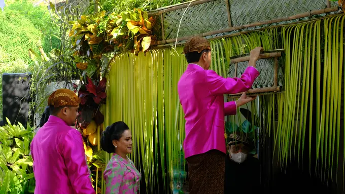 [Fimela] Siraman Kaesang, Jokowi pasang bleketepe