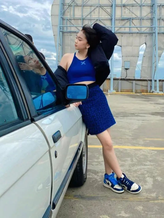 Tampilan nyentrik Zara saat kenakan sepatu beda warna, senada dengan crop top dan skirt yang dikenakannya warna biru. (Instagram/zara_leola_official).