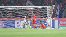 Selebrasi pemain PSM Makassar, Kenzo Nambu (kanan) setelah menjebol gawang Persija Jakarta pada laga pekan pertama BRI Liga 1 2023/2024 antara Persija Jakarta menghadapi PSM Makassar di Stadion Utama Gelora Bung Karno (SUGBK), Senayan, Jakarta, Senin (3/7/2023). (Bola.com/M Iqbal Ichsan)