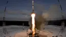 Roket Soyuz-2.1b yang membawa satelit Meteor-M 2-1 diluncurkan dari Cosmodrome Vostochny, di wilayah Amur, Rusia (28/11). Satelit ini menjalani misi pemantauan keadaan cuaca dan lapisan ozon di atmosfer selama lima tahun. (AFP Photo/Kirill Kudryavtsev)