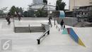 Anak-anak bermain skate board dan sepeda di areal RPTRA Kalijodo, Jakarta, Jumat (14/4). Sejumlah warga menghabiskan libur Paskah dengan mengajak putra-putrinya bermain di areal RPTRA Kalijodo. (Liputan6.com/Faizal Fanani)