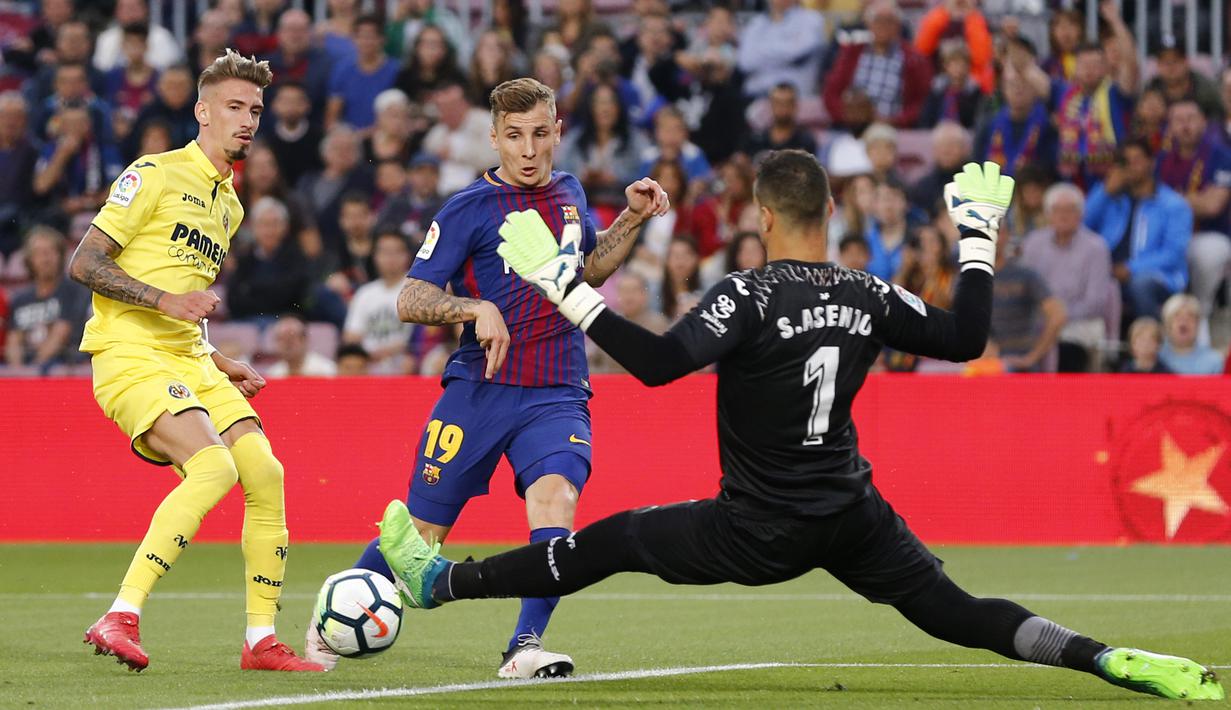 Pemain Barcelona, Lucas Digne (tengah) menceoba mengecoh kiper Villareal, Sergio pada laga La Liga Santander di Camp Nou stadium, Barcelona, (9/5/2018). Barcelona menang telak 5-1. (AFP/Pau Barrena)