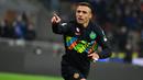 Alexis Sanchez. Striker Cile berusia 33 tahun ini didatangkan Inter Milan secara gratis pada awal musim 2020/2021 dari Manchester United setelah sempat berstatus pinjaman selama 1 musim. Ia terikat kontrak hingga Juni 2023 dan hingga kini telah tampil dalam 108 laga di semua ajang bersama Nerazzurri dengan torehan 20 gol dan 23 assist. (AFP/Miguel Medina)