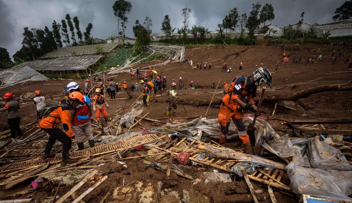 Tim penyelamat mencari korban tanah longsor di Desa Pasirlangu, Kecamatan Cisarua, Kabupaten Bandung Barat, Jawa Barat pada Minggu 25 Januari 2026. Jumlah korban meninggal dunia akibat bencana longsor di Desa Pasirlangu, Kecamatan Cisarua, Kabupaten Bandung Barat, bertambah. (Timur Matahari/AFP)