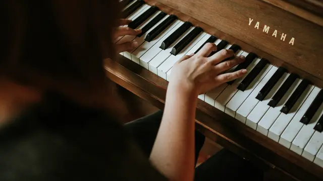 Ilustrasi Bermain Piano/Photo by Jordan Whitfield on Unsplash