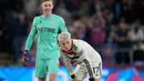 Hasil imbang ini membuat Manchester United turun ke peringkat 11 klasemen sementara dengan raihan tujuh poin. (AP Photo/Kin Cheung)