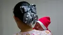 Suster mengendong bayi yang baru lahir di Paolo memorial hospital di Bangkok, Thailand (21/12). Menyambut Hari Natal bayi-bayi di rumah sakit ini diberi busana Natal. (AP Photo / Gemunu Amarasinghe)