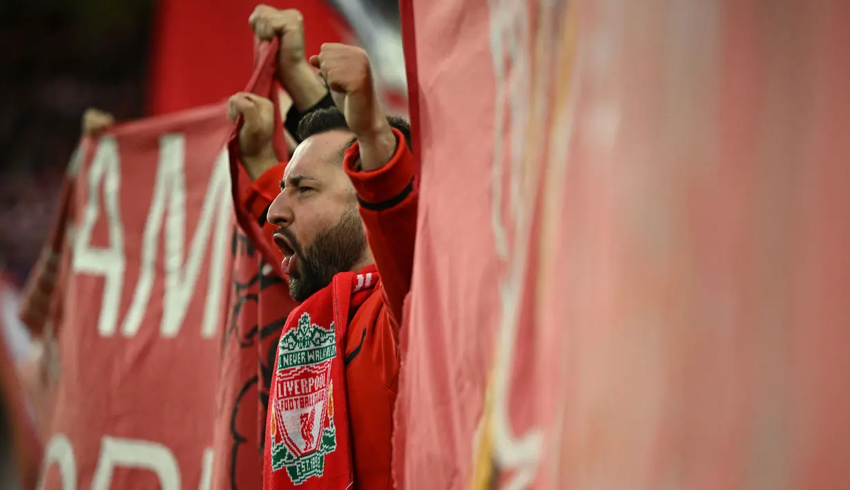 Menit ketujuh diambil sesuai nomor punggung ikonis Ronaldo sejak dilatih Sir Alex Ferguson di Manchester United. Nyanyian "You'll Never Walk Alone" suporter Liverpool diiringi aplaus dari seisi stadion selama satu menit. (AFP/Oli Scarff)