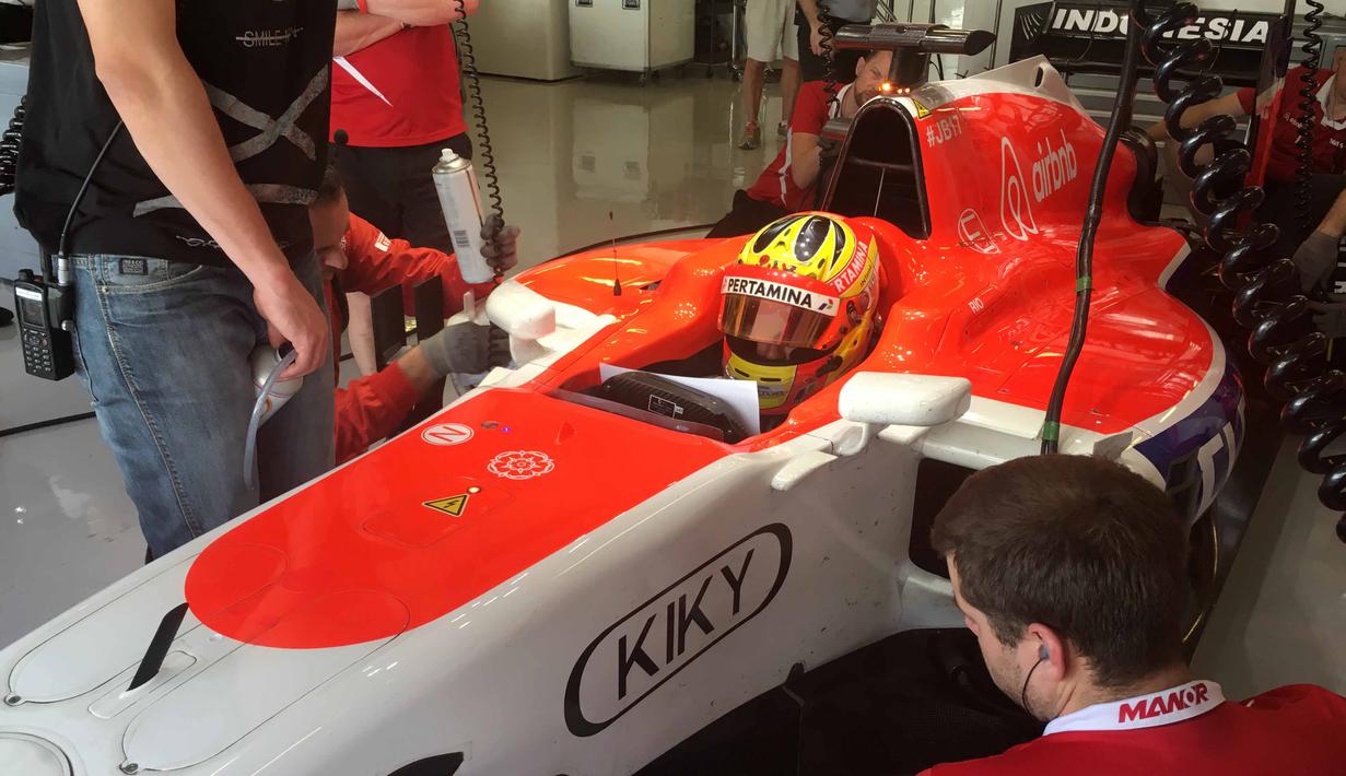 Tim Tekhnik Manor Marussiai sedang sibuk dibelakang mobil Pebalap Indonesia, Rio Haryanto pada sesi test drive ban Pirelli di Sirkuit Yas Marina, Abu Dhabi, Selasa (1/12/2015). (Photo/Rio Haryanto Media)