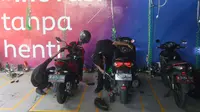 Teknisi melakukan perawatan motor pengendara pada peluncuran kampanye #SegarinMotor oleh PT Surganya Motor Indonesia (Planet Ban) di Depok, Jawa Barat. (Liputan6.com)