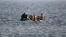 Sejumlah imigran dan pengungsi dari Suriah dan Afrika berada di sampan kecil usai melintasi Laut Aegea perbatasan Turki dan Yunani, (8/8/2015). PBB dan UNHCR memperkirakan bahwa Yunani telah menerima lebih dari 107.000 pengungsi. (REUTERS/Yannis Behrakis)
