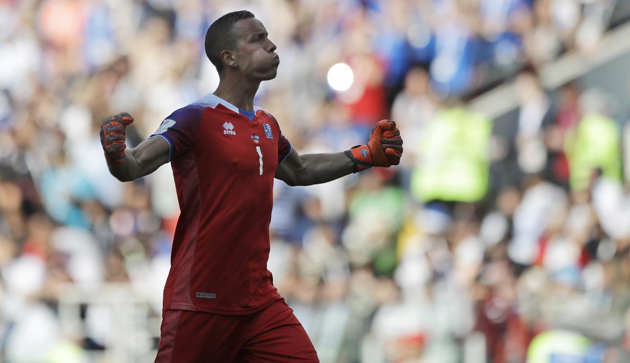 Kiper Islandia, Hannes Halldorsson, merayakan gol ke gawang Argentina pada laga Grup D Piala Dunia di Stadion Spartak, Moskow, Sabtu (16/6/2018). Islandia bermain imbang 1-1 dengan Argentina. (AP/Matthias Schrader)