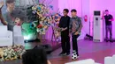 Pelatih Timnas Indonesia, Shin Tae-yong melakukan dribbling dan passing sebagai bentuk peluncuran STY Foundation yang berlangsung di Rans Office, Serpong, Tangerang Selatan, Senin (04/11/2024). (Bola.com/Bagaskara Lazuardi)