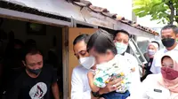 Eri Cahyadi mendatangi rumah kakak adik penderita hedrosefalus di Surabaya. (Dian Kurniawan/Liputan6.com)