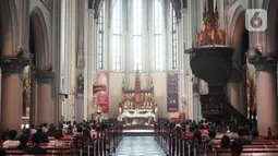 Umat Katolik menjalankan ibadah misa di Gereja Katedral Jakarta, Minggu (12/7/2020). Gereja Katedral Jakarta kembali menggelar misa bagi umat Katolik dengan menerapkan protokol kesehatan untuk mencegah penularan Covid-19. (Liputan6.com/Immanuel Antonius)