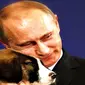 Wajah 'garang' Putin justru berubah drastis dalam foto contoh kalender 2016. Ia terlihat imut dan menggemaskan.