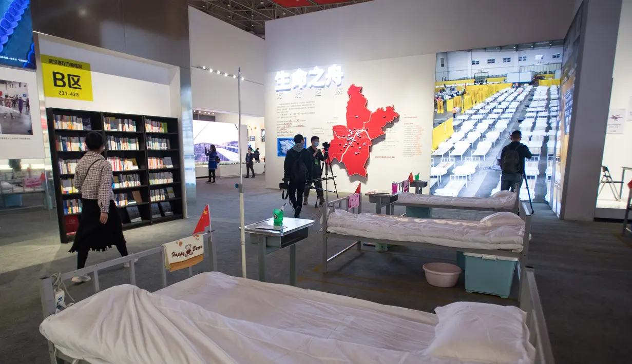 Sejumlah orang mengunjungi pameran perjuangan China melawan epidemi COVID-19 di Wuhan, Provinsi Hubei, China  (15/10/2020). Pameran yang berlangsung selama tiga bulan itu menghadirkan lebih dari 1.100 foto dan 1.000 benda pameran fisik, serta berbagai video dan cuplikan adegan. (Xinhua/Xiao Yijiu)