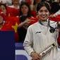 Pebulu tangkis Indonesia, Gregoria Mariska Tunjung berpose di atas podium dengan medali perunggu nomor tunggal putri cabor bulu tangkis Olimpiade Paris 2024 saat upacara penyerahan medali di Porte de La Chapelle Arena, Paris, Senin (5/8/2024). (Dok. NOC Indonesia/Antara/Wahyu Putro A)