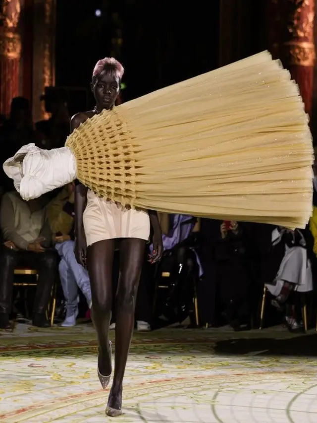 Viktor & Rolf Tampilkan Koleksi Gaun Terbalik di Paris Haute Couture Week 2023