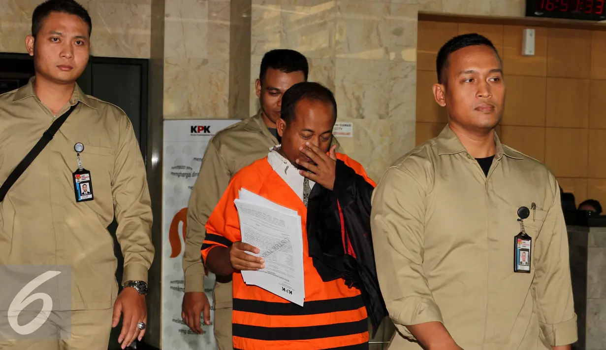 Tersangka korupsi pembangunan gedung diklat pelayaran Sorong Kemenhub, Sugiarto digiring ke Rutan Guntur, usai diperiksa KPK, Jakarta, Rabu (29/7/2015). Sugiarto ditahan karena diduga telah merugikan negara sekitar Rp 40 M. (Liputan6.com/Helmi Afandi)