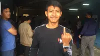 Pemain muda Persib Bandung, Beckham Putra Nugraha, seusai mencoblos di Gedebage, Bandung, Rabu (17/4/2019). (Bola.com/Erwin Snaz)